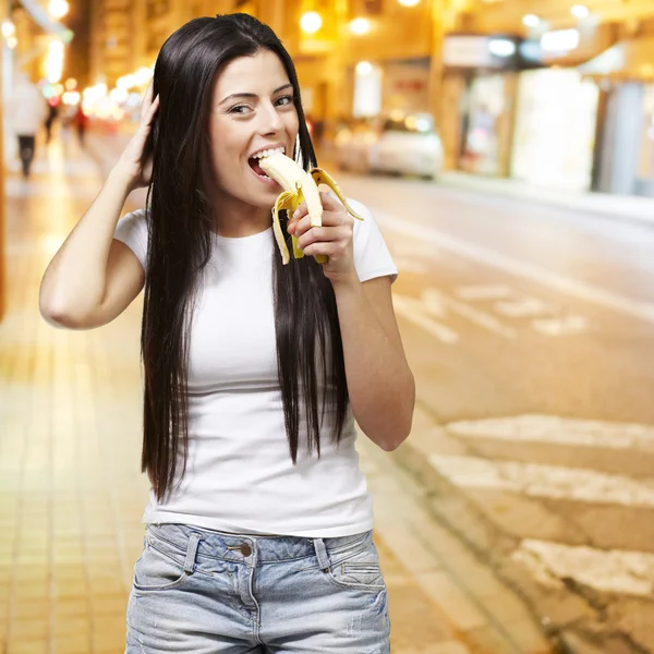 Banánt evő nő — Stock Fotó