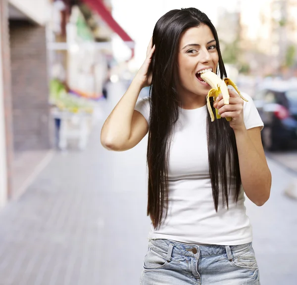 Frau isst eine Banane — Stockfoto