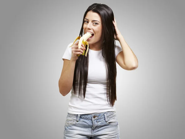 Kobieta jedząca banana — Zdjęcie stockowe