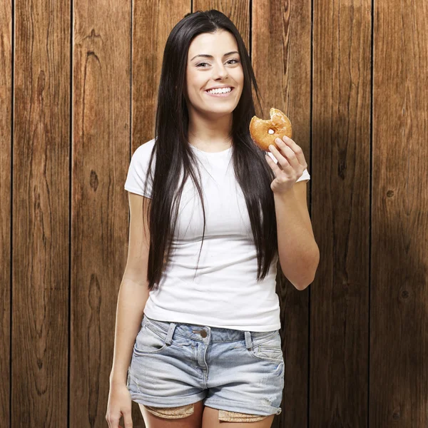 Γυναίκα που κρατά ένα ντόνατ — Φωτογραφία Αρχείου
