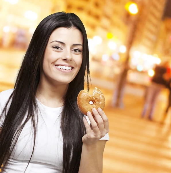 Donut tutan kadın — Stok fotoğraf