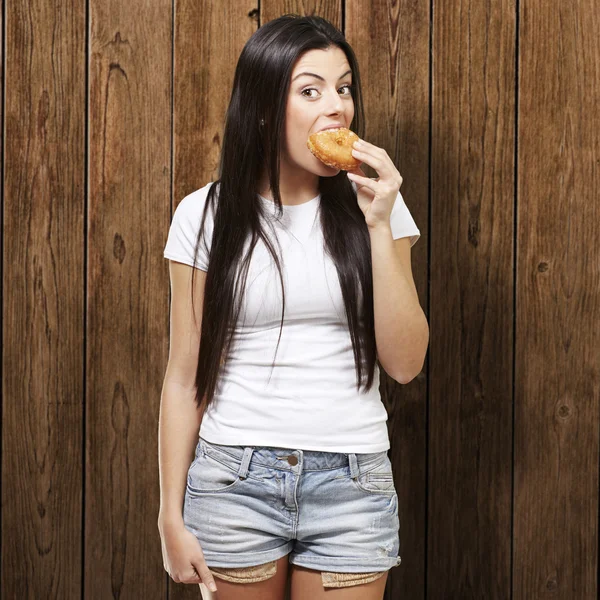Женщина, поедающая пончик — стоковое фото