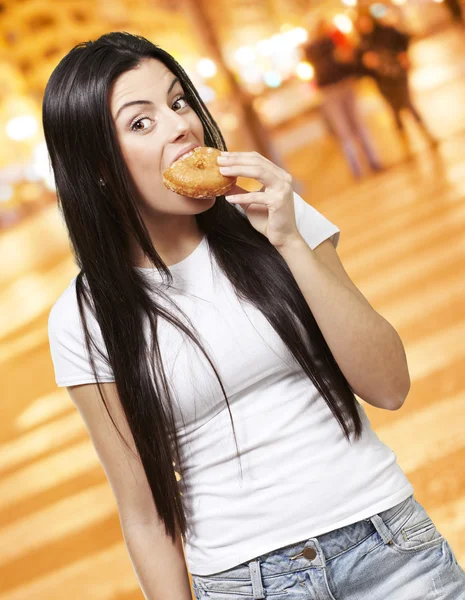 Frau isst einen Donut — Stockfoto