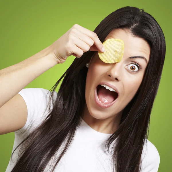 Kvinna med en potatis chip — Stockfoto