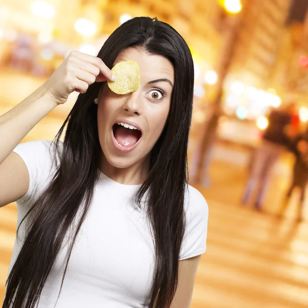 Kvinna med en potatis chip — Stockfoto