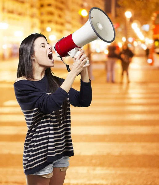 Vrouw met een megafoon — Stockfoto