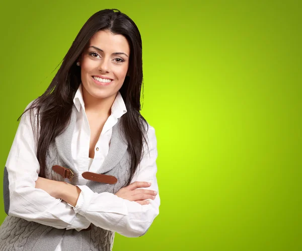 Porträtt av en glad tjej som ler mot en grön bakgrund — Stockfoto