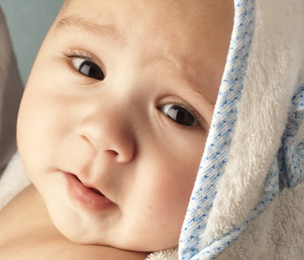 Baby under handduk — Stockfoto