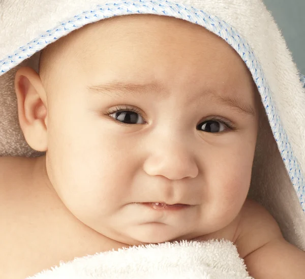 Baby onder handdoek — Stockfoto