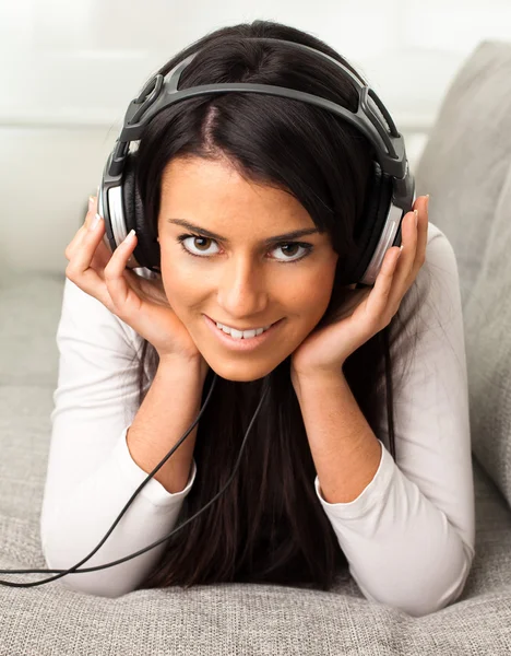 Chica escuchar música — Foto de Stock