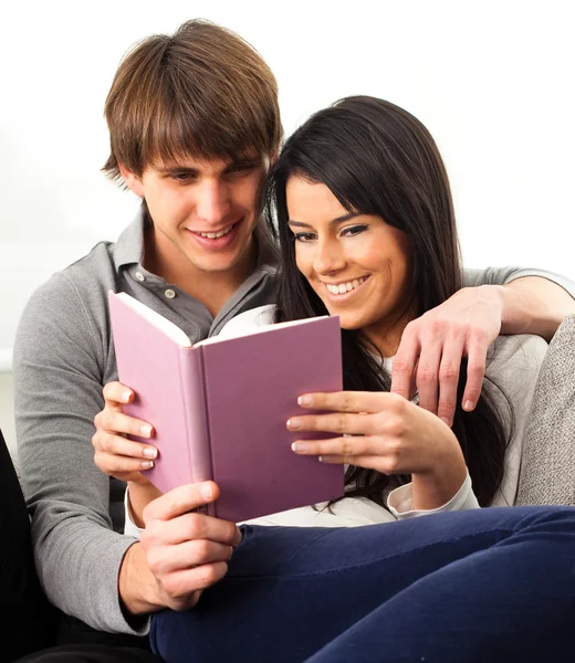 Casal lendo um livro — Fotografia de Stock