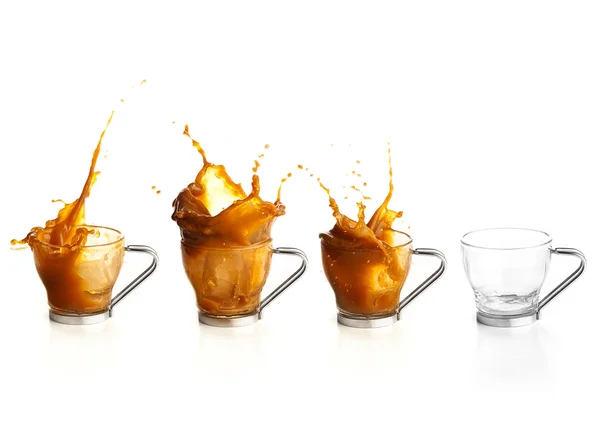 Spruzzi di caffè in una tazza contro uno sfondo bianco — Foto Stock