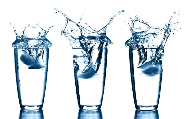 Víz, fröccsenő üvegen át fehér háttér — Stock Fotó