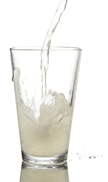 Despejando refresco em vidro — Fotografia de Stock