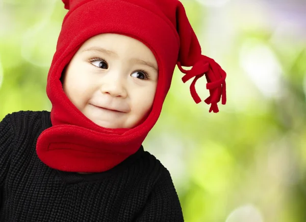 Ritratto di un adorabile bambino che sorride indossando vestiti invernali Foto Stock Royalty Free