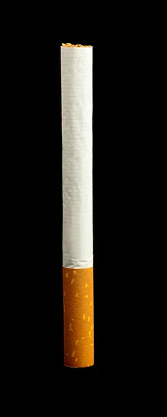 Cigaretu na černém pozadí — Stock fotografie