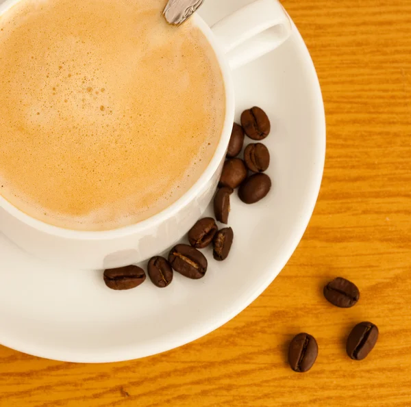 ถั่วกาแฟและถ้วย — ภาพถ่ายสต็อก