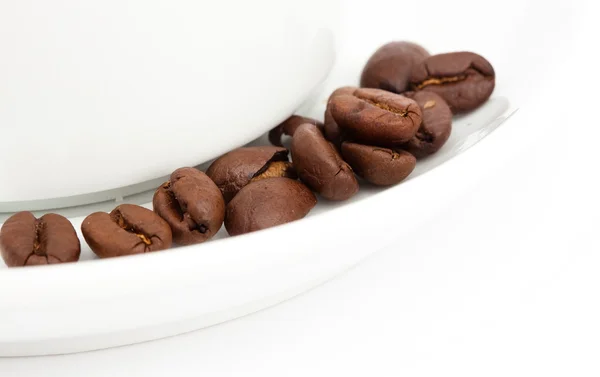 Granos de café en plato —  Fotos de Stock