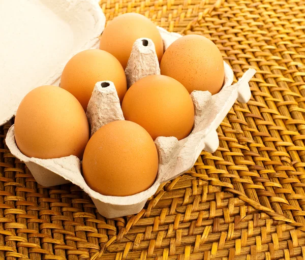 Huevos en mimbre — Foto de Stock