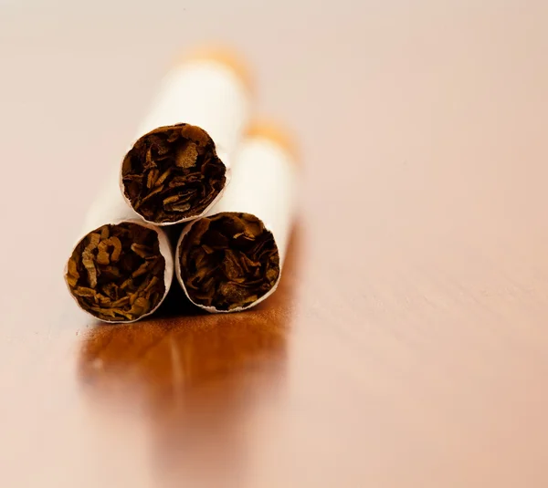 Сигарета на столе — стоковое фото
