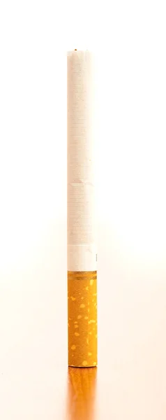 Zigarette auf dem Tisch — Stockfoto
