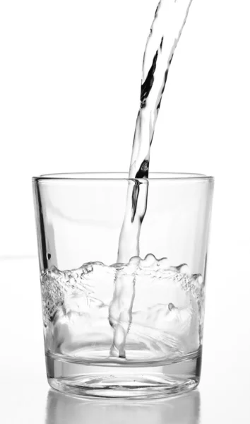 Derramando água em um copo — Fotografia de Stock