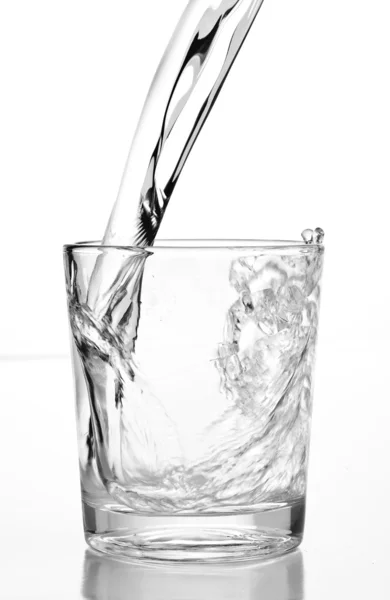 Wasser in ein Glas gießen — Stockfoto