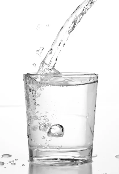 Puring vatten — Stockfoto