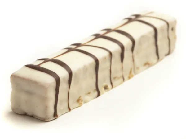 Белые шоколадные закуски на белом фоне — стоковое фото