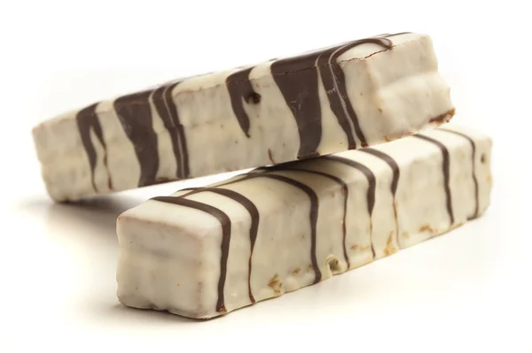Белые шоколадные закуски на белом фоне — стоковое фото