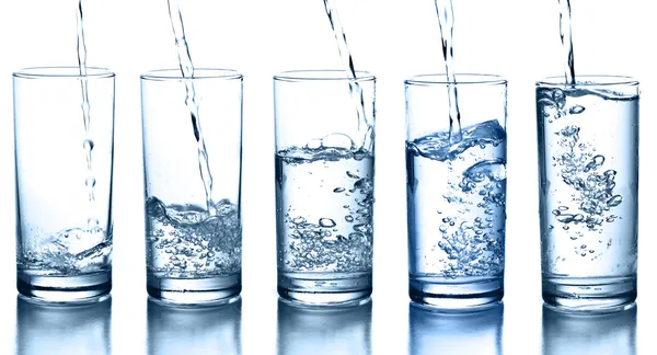Despejar água em uma coleção de vidro isolada — Fotografia de Stock