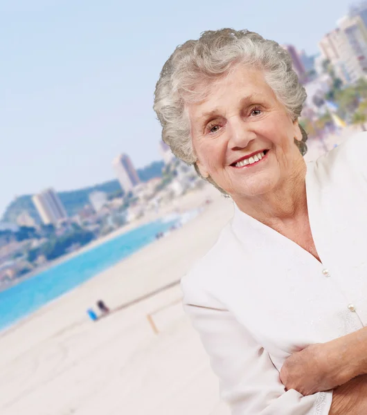 Portret urocza kobieta starszy stojąc na plaży — Zdjęcie stockowe
