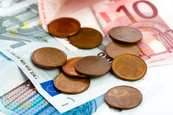 Moneda y billete en euros — Foto de Stock