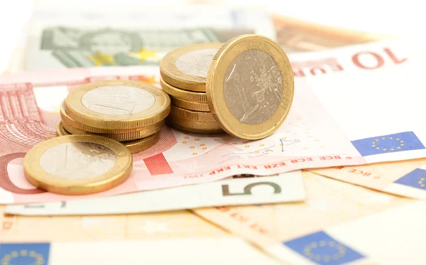 Moeda e notas em euros — Fotografia de Stock