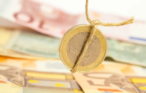 Евро и веревка — стоковое фото