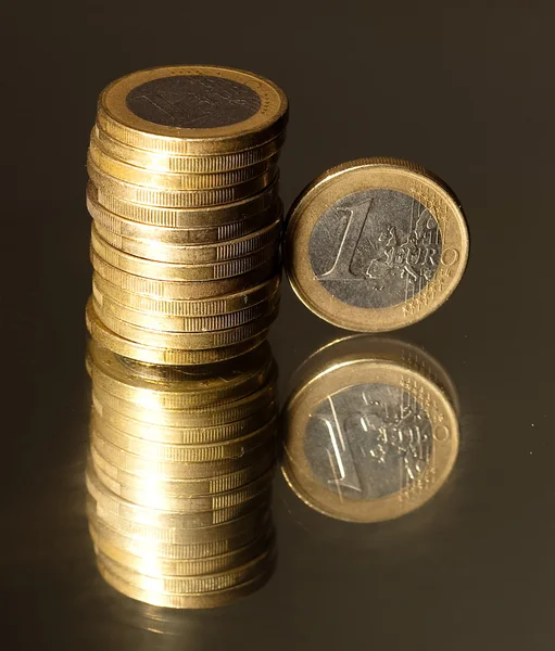 Riflessione sulle monete in euro — Foto Stock