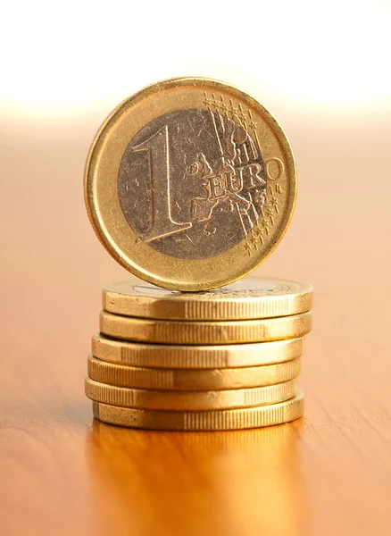 Euromünze auf Holz — Stockfoto