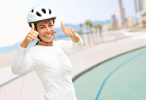 Portrait of a cheerful sporty middle aged woman doing a victory — Stock Photo, Image