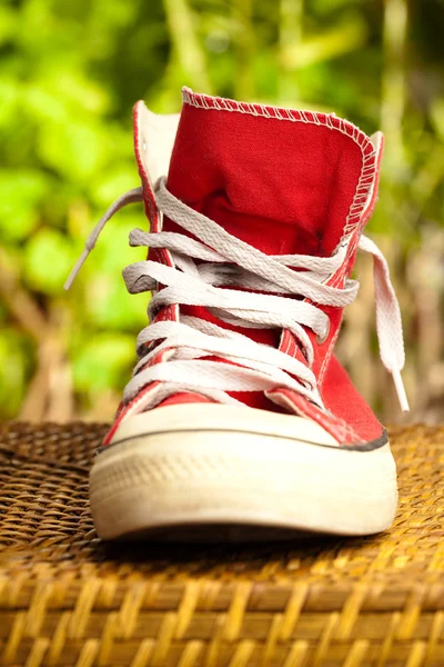 รองเท้าผ้าใบวินเทจบนวิกเกอร์ — ภาพถ่ายสต็อก