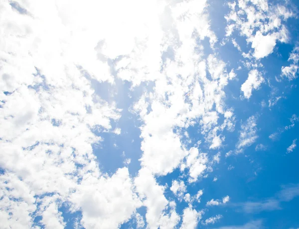 Ciel bleu avec nuages — Photo