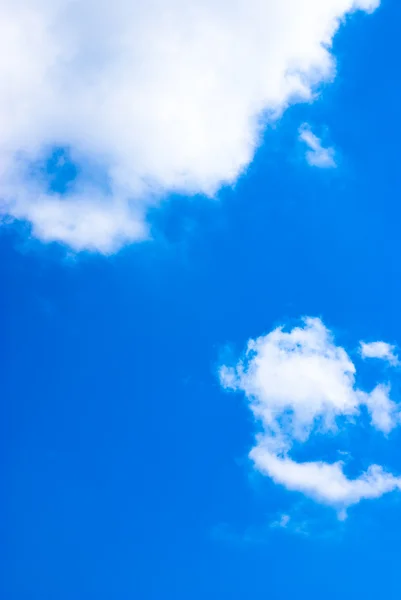 Блакитне небо і хмари — стокове фото