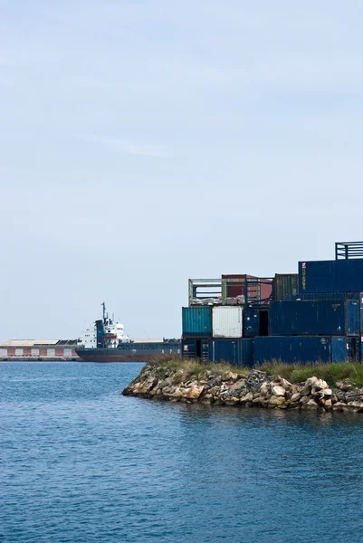 Портовые контейнеры — стоковое фото