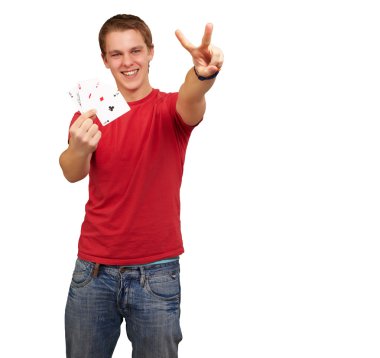 iskambil poker üzerinde bir zafer jest yapan genç erkek portresi