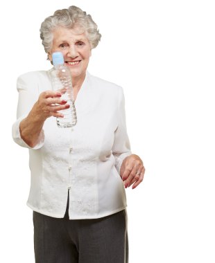 WHI üzerinde bir su şişesi tutarak sağlıklı kadın kıdemli portresi