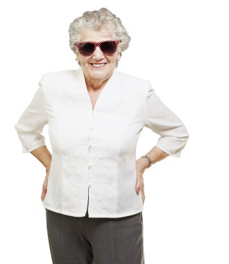 portre üzerinde beyaz kadın kıdemli ayakta giyim güneş gözlüğü