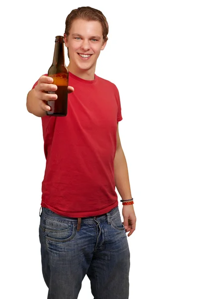 Portret van jonge man houden van bier op witte achtergrond — Stockfoto