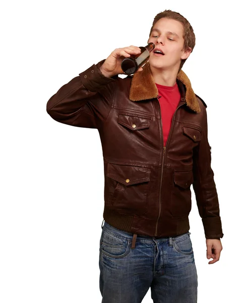 Portret van jonge man drinken bier tegen een witte achtergrond — Stockfoto