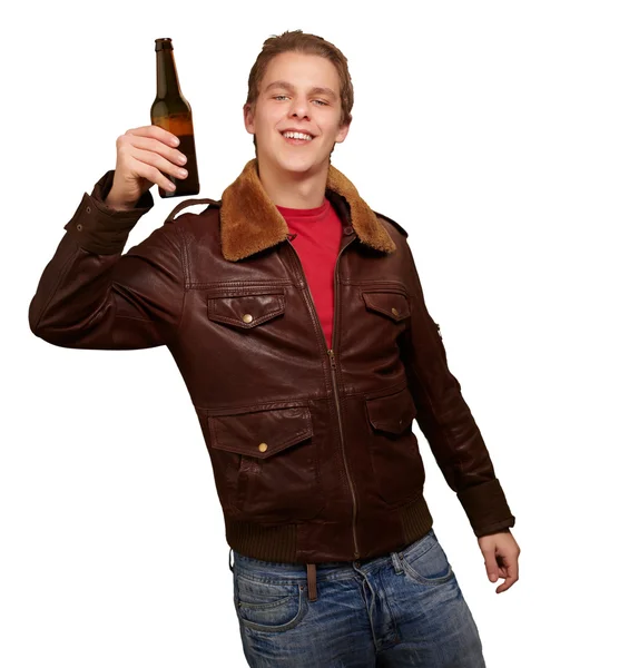 Ritratto di giovane uomo che tiene la birra su sfondo bianco — Foto Stock