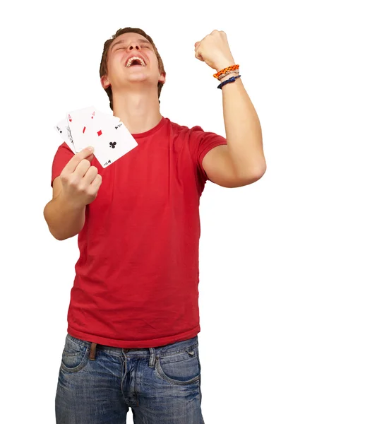 Портрет молодого человека, делающего победный жест, играющего в покер — стоковое фото