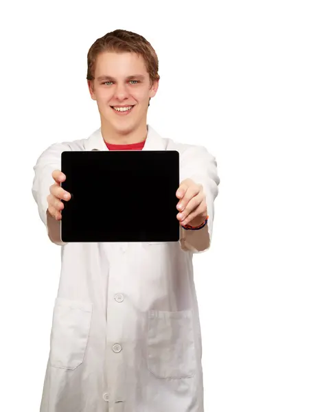 Retrato de un joven mostrando tableta digital sobre fondo blanco — Foto de Stock